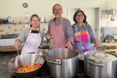 04-Kuechenteam-bei-der-Arbeit