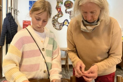 12-Oma-und-Enklin-gestalten-zusammen