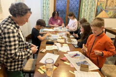 22-Beim-Basteln-von-Schatzkisten-der-Hoffnung