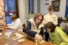 23-Gegenseitige-Unterstuetzung-beim-Basteln