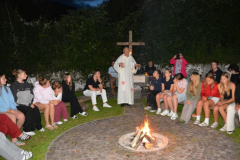 00-Gottesdienst-am-Lagerfeuer-am-Beginn-der-Freizeit