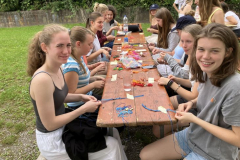 04-Beim-Knuepfen-von-Freundschaftsbaendern