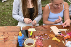 05-Beim-Knuepfen-von-Freundschaftsbaendern
