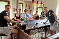 17-In-der-Bar