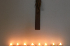 Kerzen-vor-dem-Kreuz