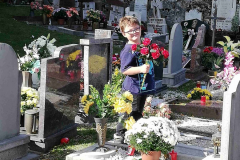 Kinder-stellen-Blumen-auf-am-Friedhof